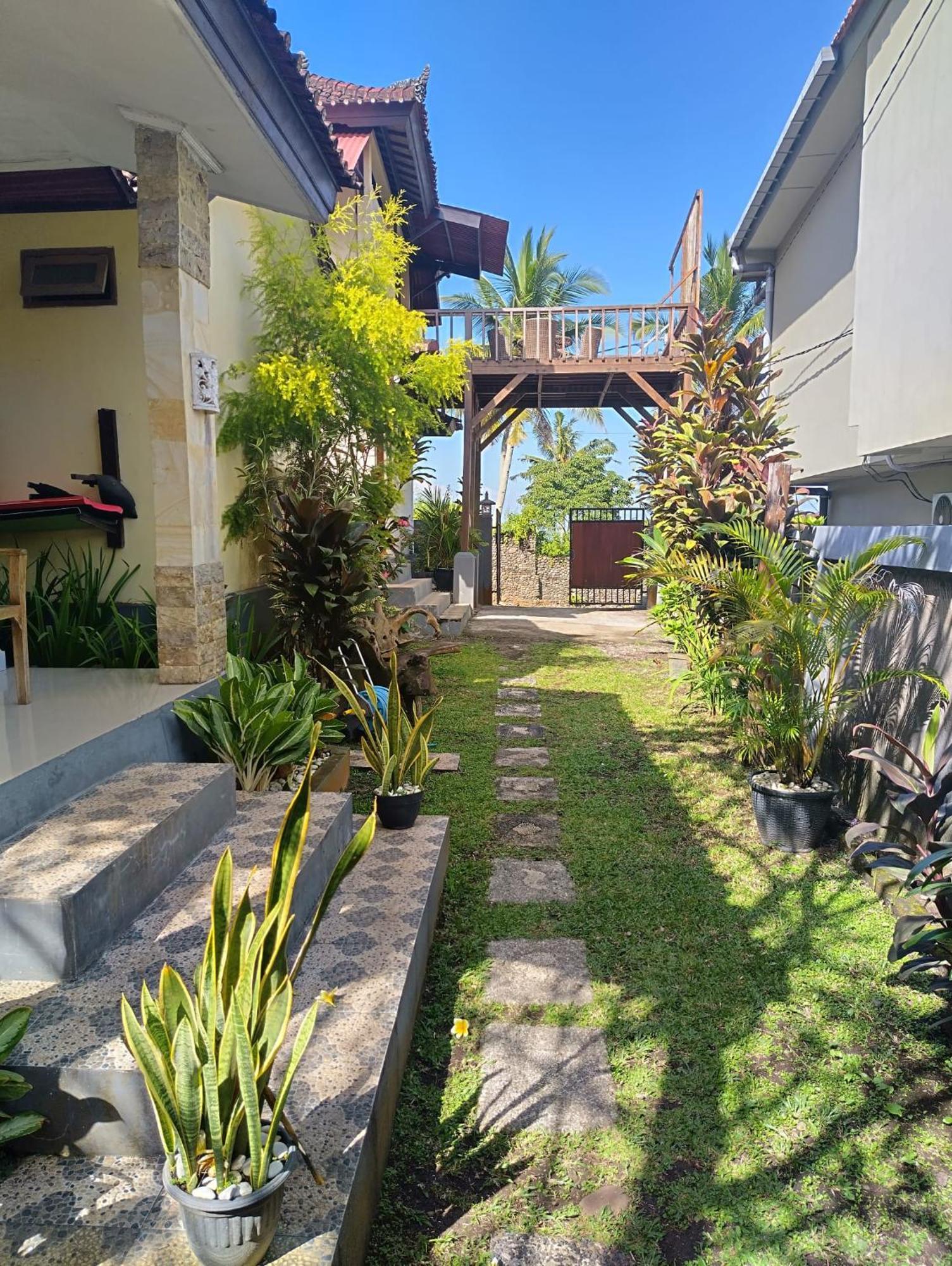 Kirra'S Beach House Pulukan Exterior photo